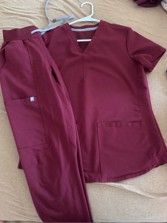 Fabletics Other - Fabletics Women's Scrub Set in Burgundy